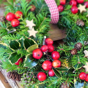 Natural Christmas Door Wreaths for Your Outdoor Space